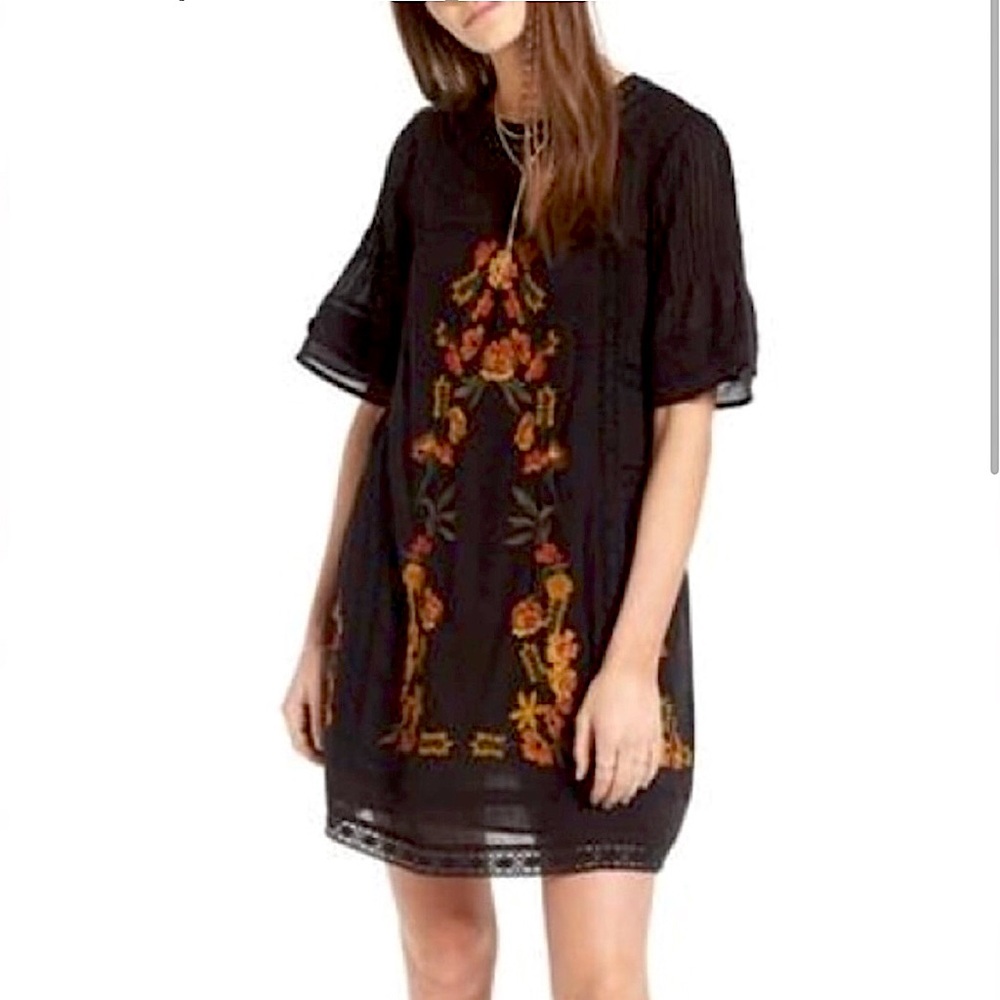 Free People boho style dress w/embroidered floral design-Cute w/boots & sandals